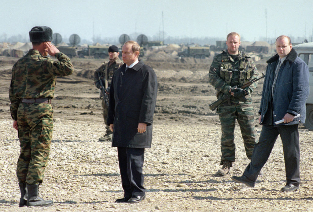 Владимир Путин на церемонии вывода из Чечни 331-го гвардейского парашютно-десантного полка. Ханкала, 20 марта 2000 года