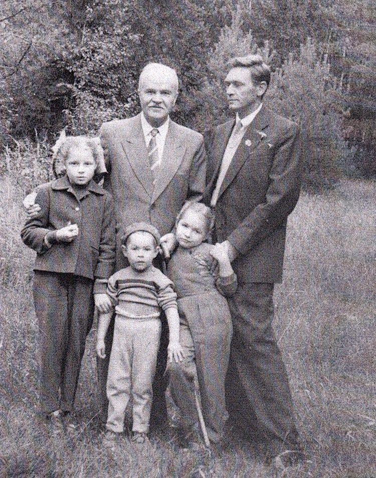 Вячеслав Молотов с внуками и зятем Алексеем Никоновым; Вячеслав Никонов — в центре внизу.