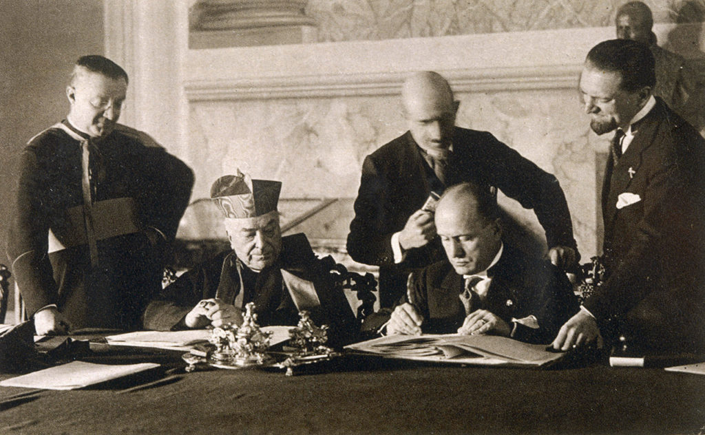 Папа Римский и Муссолини подписывают соглашение о примирении между итальянским государством и Ватиканом, 11 февраля 1929 года