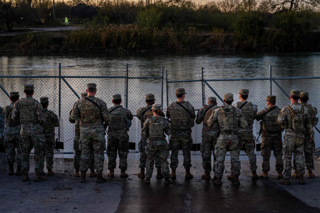 Cолдаты Национальной гвардии на берегу реки Рио-Гранде в Техасе, 12 января 2024 года. 