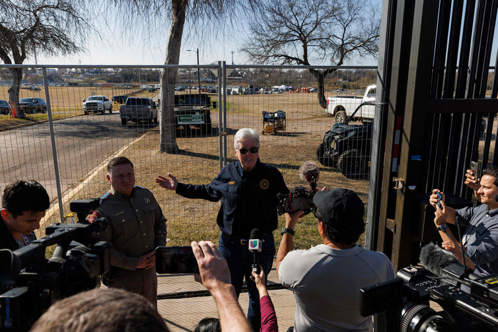 Вице-губернатор Техаса Дэн Патрик общается с СМИ у парка Шелби после посещения границы в Техасе, 26 января 2024 года. 