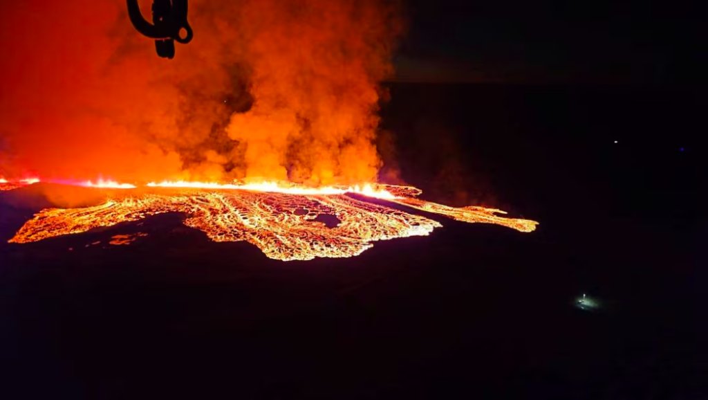 На исландском полуострове Рейкьянес началось извержение вулкана. Жители ближайшего города эвакуированы