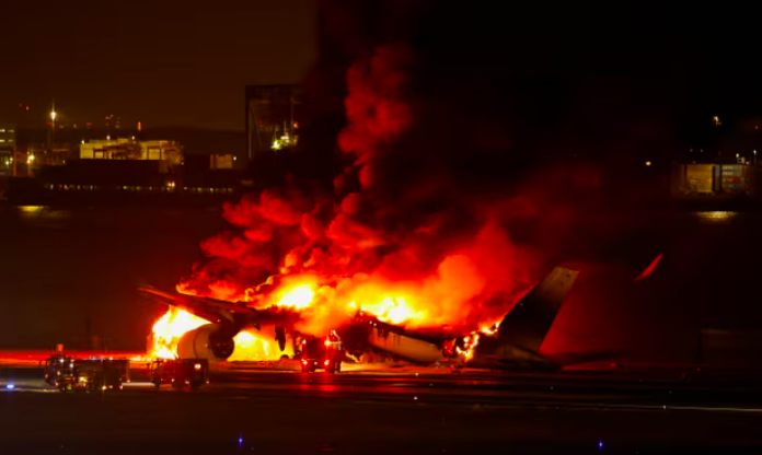 В аэропорту Токио загорелся пассажирский самолет Japan Airlines 