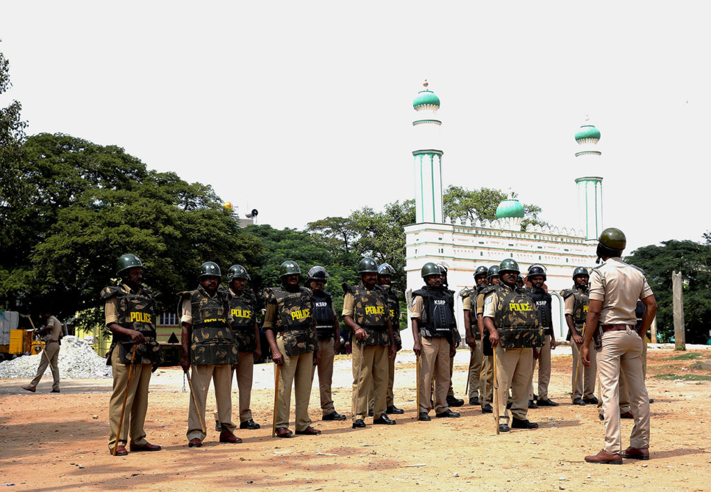 Сотрудники индийской службы безопасности стоят у мечети в Бангалоре после принятия Верховным судом Индии решения в отношении земельного участка, на месте которого в последствии был построен храм Рамы, 9 ноября 2019 года.