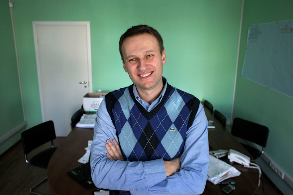В 2007 году Навального исключили из «Яблока» за «нанесение политического ущерба партии». Параллельно с активизмом Навальный (юрист по образованию) продолжил адвокатскую практику. На фотографии он позирует в своем офисе 17 марта 2010 года. 
