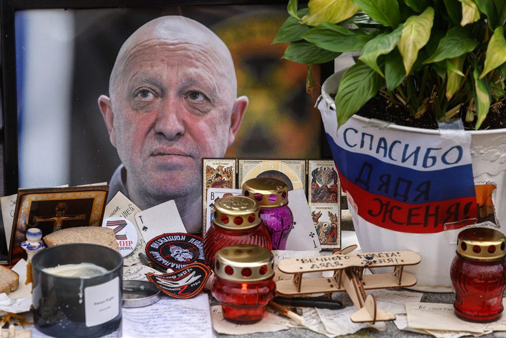 Портрет Евгения Пригожина рядом с табличкой «Спасибо дяде Жене» на неформальном мемориале в его честь в Москве, 3 сентября 2023 года.