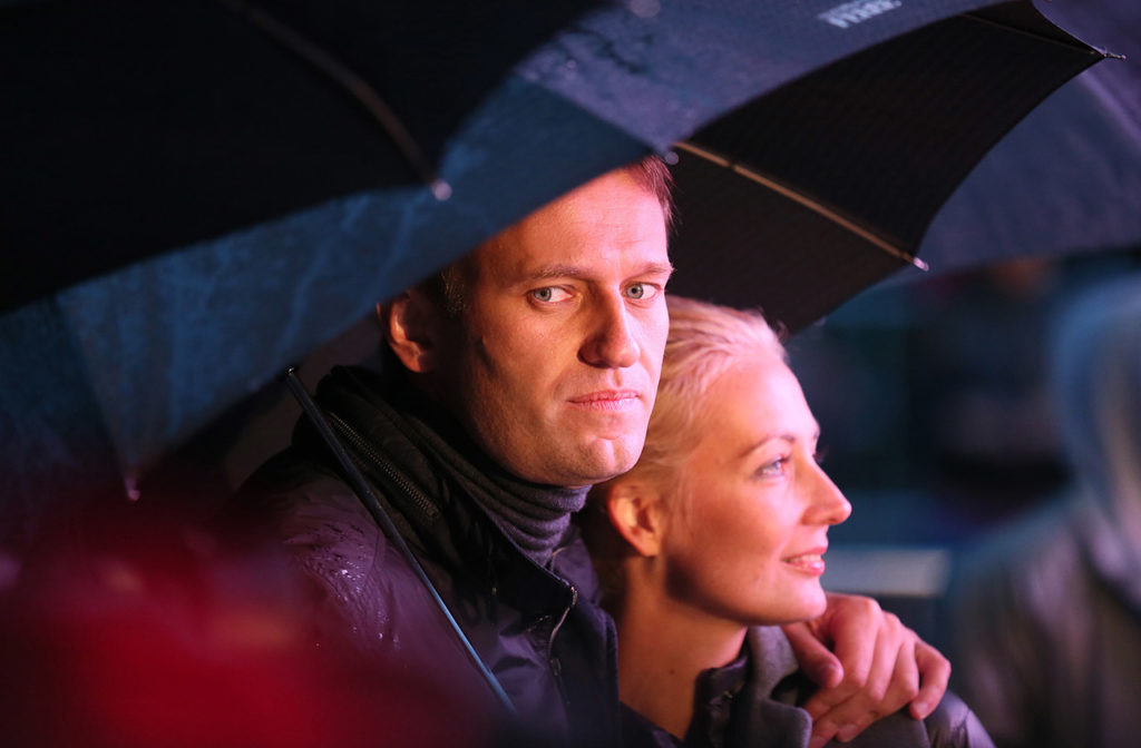 Алексей Навальный с женой Юлией во время одного из последних мероприятий предвыборной кампании. По официальным подсчетам, Навальный занял второе место, набрав 27,24% голосов.