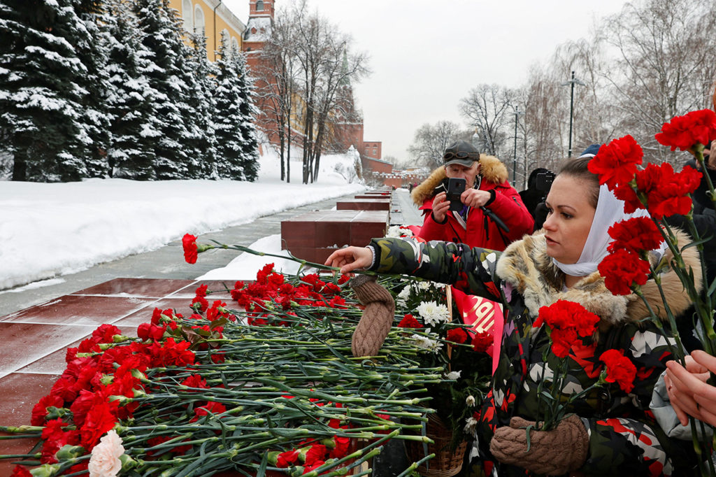 В качестве протеста родственники мобилизованных участвовали в митинге КПРФ, возлагали цветы к могиле неизвестного солдата и приходили в предвыборные штабы Путина. Война в Украине