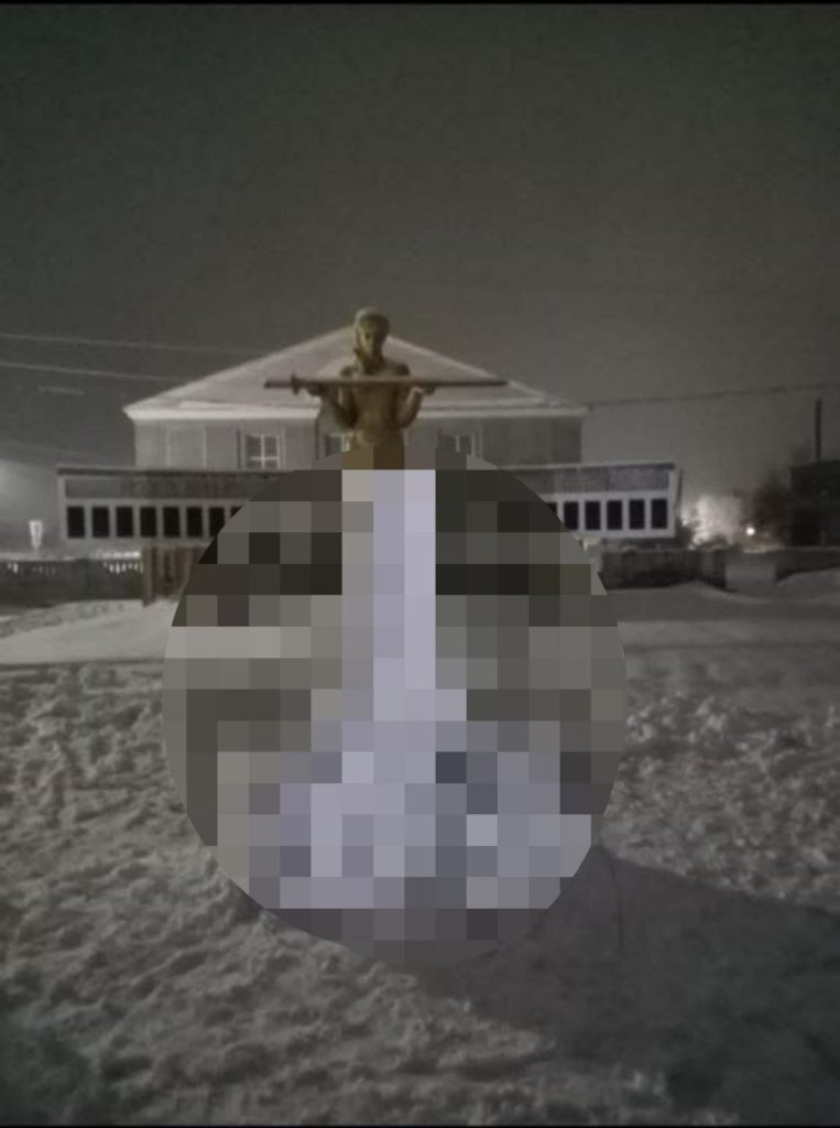 На Алтае школьники слепили снежный фаллос возле мемориала погибшим в Великой отечественной войне. Подростков вызвали в полицию