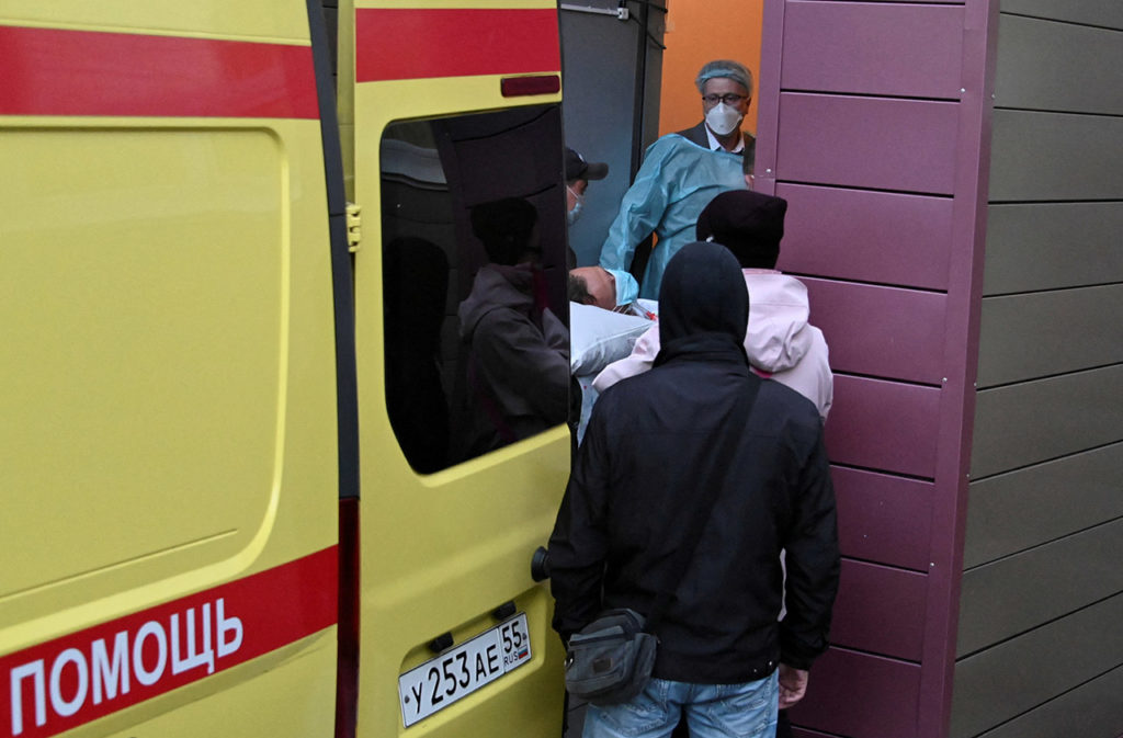 Медицинский персонал перевозит Алексея Навального для транспортировки политика в Германию.