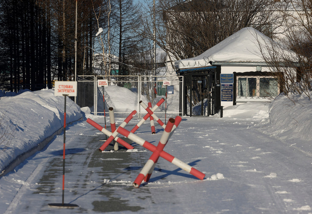 Вид на вход в колонию в поселке Харп Ямало-Ненецкого автономного округа, 17 февраля 2024 года.