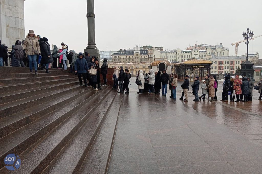 У Храма Христа Спасителя в Москве выстроилась очередь из желающих почтить память Алексея Навального