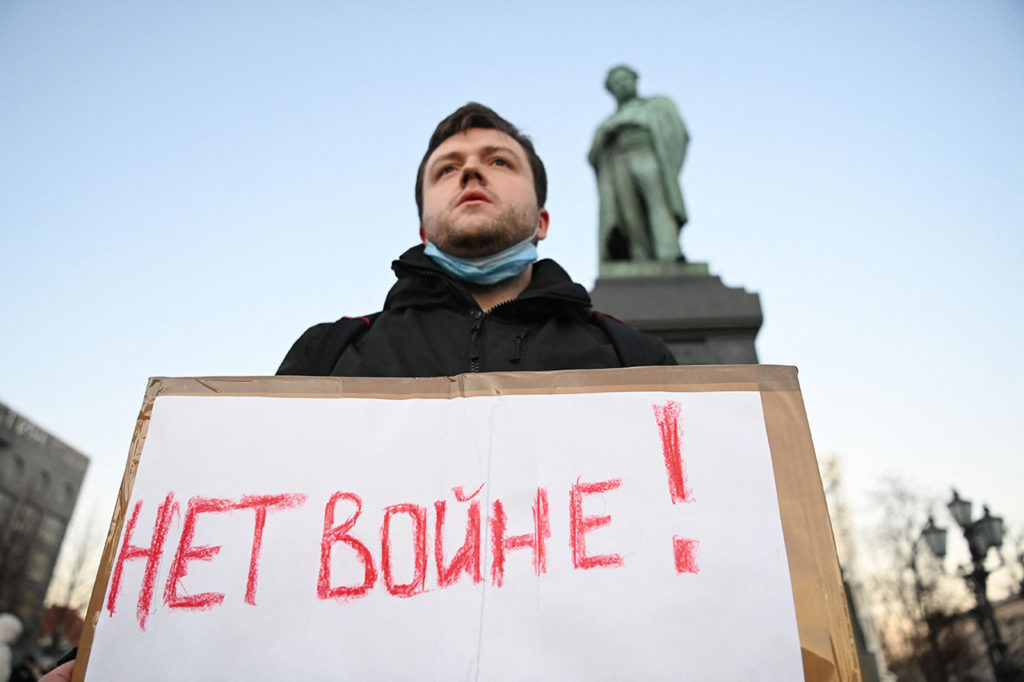 Антивоенные акции протеста в Москве в первый день полномасштабной войны: полицейские задерживают протестующих, 24 февраля 2022 года. 