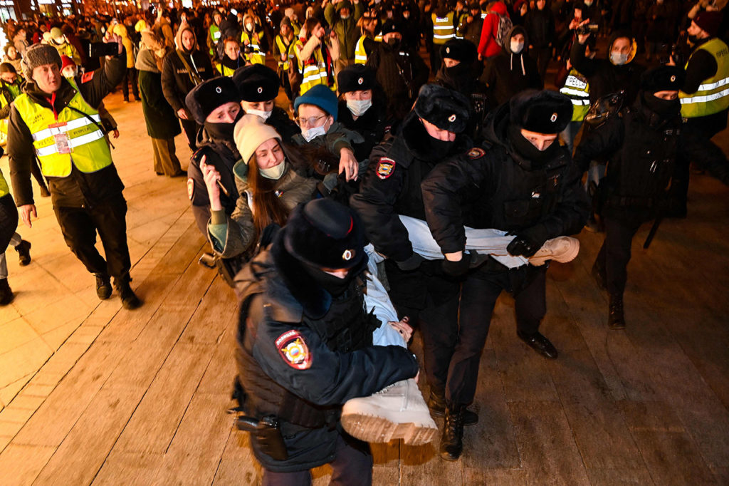 Антивоенные акции протеста в Москве в первый день полномасштабной войны: полицейские задерживают протестующих, 24 февраля 2022 года. 