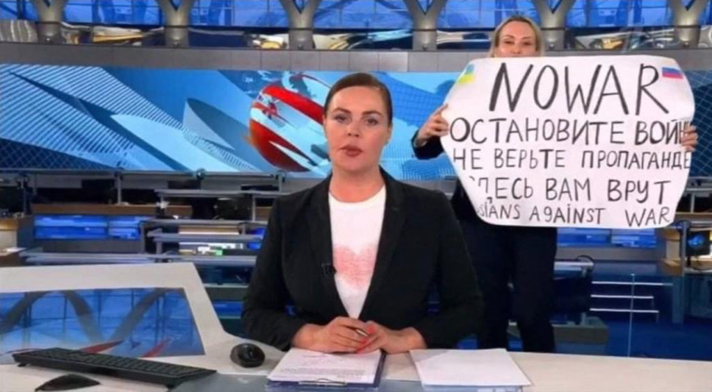 Антивоенный пикет в прямом эфире Первого канала: редакторка новостей Марина Овсянникова вышла с плакатом во время выпуска новостей, 14 марта 2022 года.