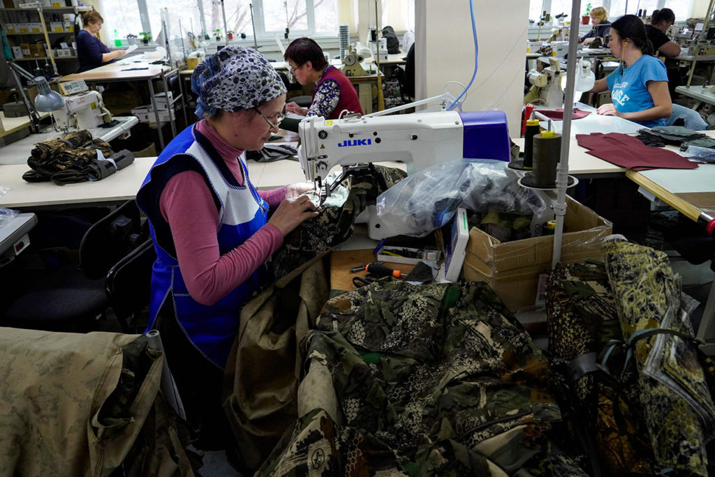 Сотрудницы текстильной фабрики за работой над военным заказом. Чебоксары