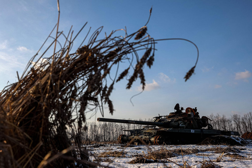 Уничтоженный российский танк в поле в Харьковской области, Украина, 22 февраля 2023 года