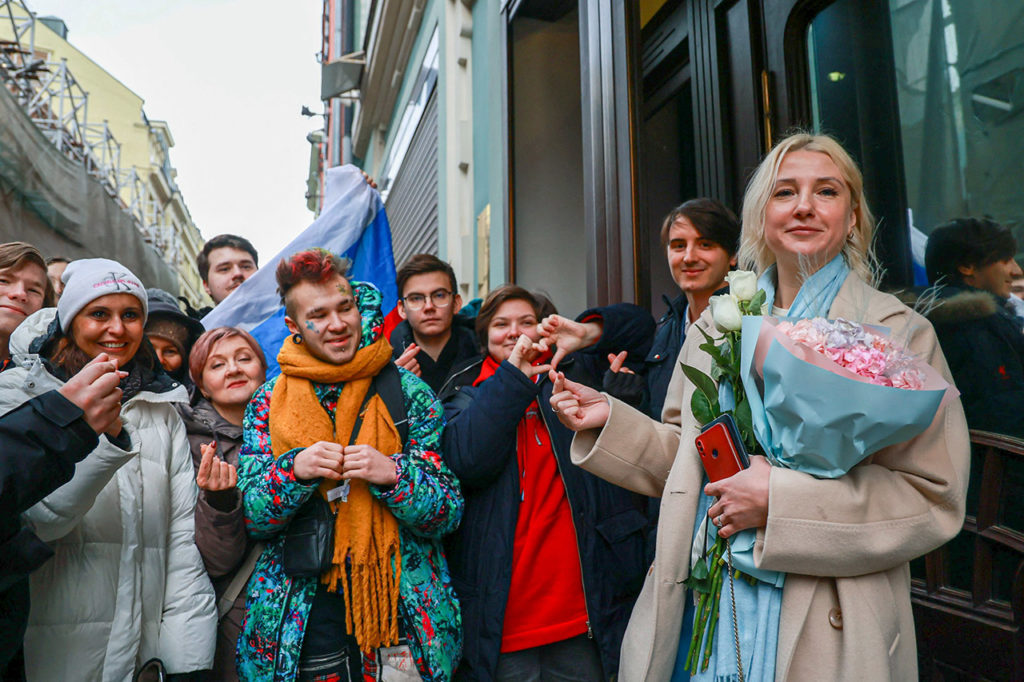 Екатерина Дунцова со сторонниками у входа в ЦИК. 23 декабря 2023 года.