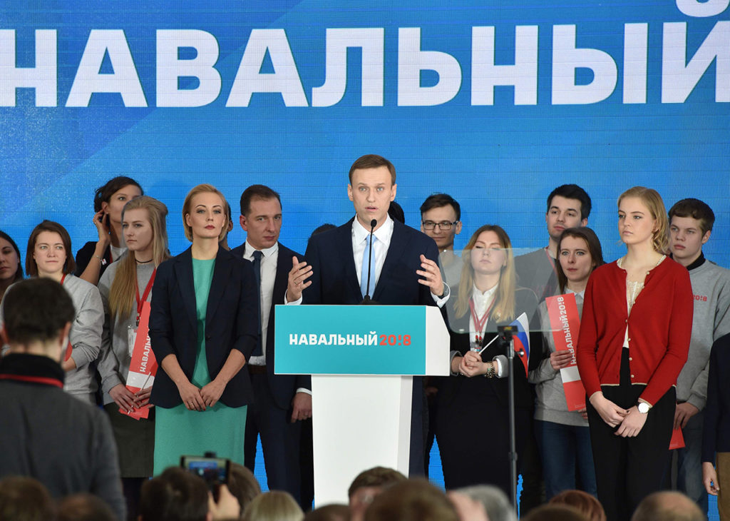 лексей Навальный выступает с речью на встрече со своими сторонниками в Москве 24 декабря 2017 года. 