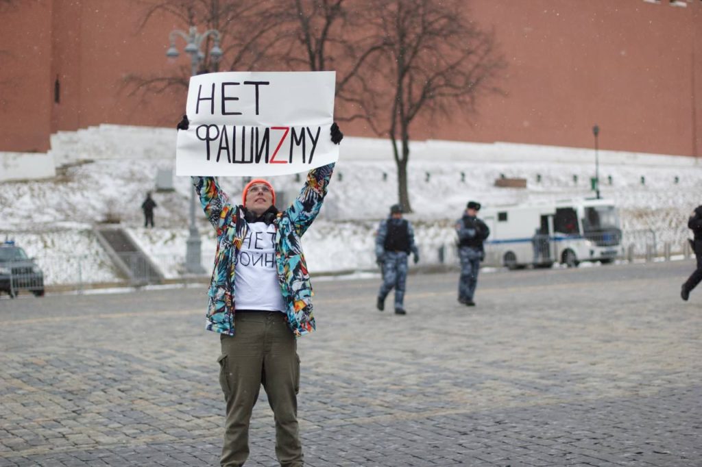 Активист Сергей Чернов с антивоенным плакатом «Нет фашиzму» на Красной площади в Москве, 27 марта 2022 года. Сергей и фотограф были задержаны.