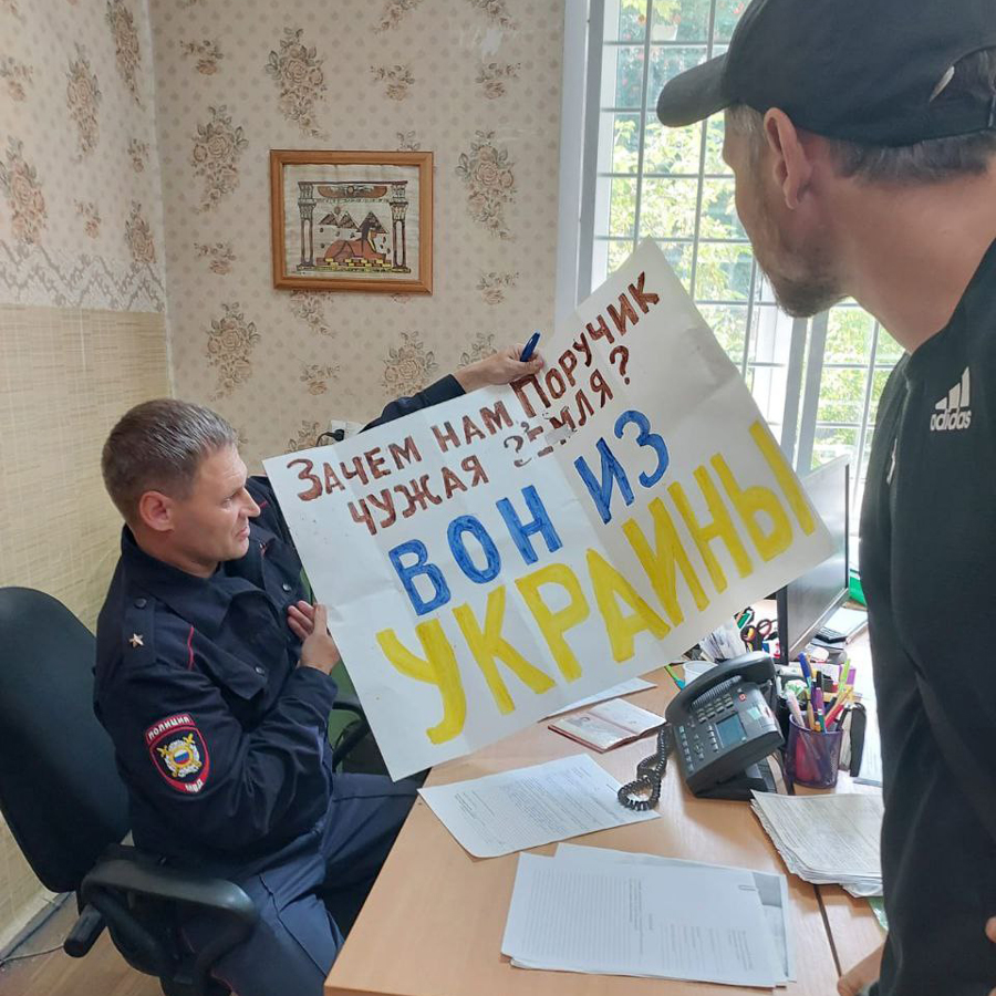 мужчина, задержанный за пикет с плакатом «Зачем нам, поручик, чужая земля?», в отделении полиции Екатеринбурга, 6 августа 2023 года.
