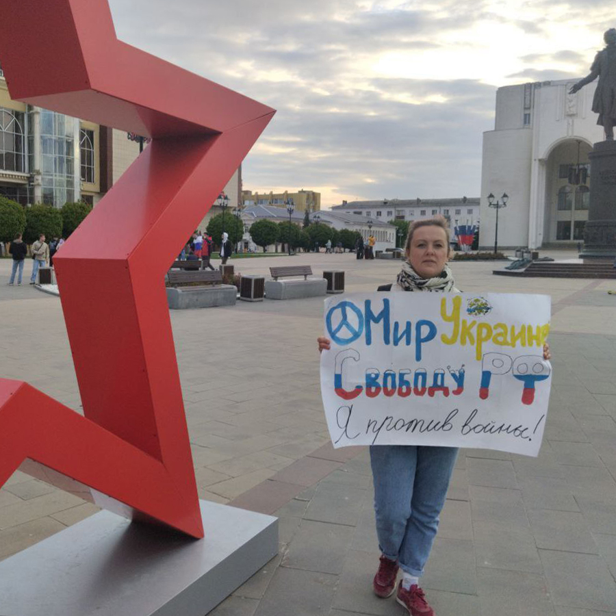 Анастасия Коршунова, мать троих детей, с антивоенным плакатом на Театральной площади в Курске, 9 мая 2023 года.