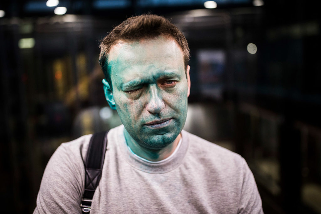 Навальный после атаки провластного активиста, облившего его зеленкой. Москва, 27 апреля 2017 года