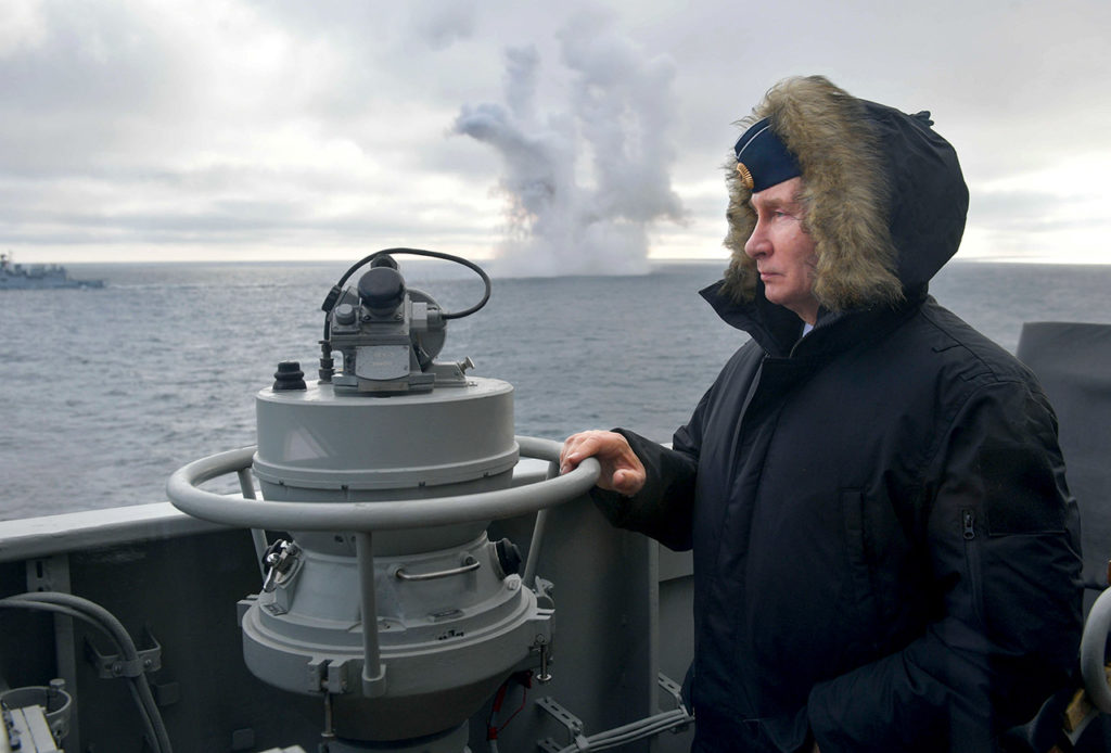Владимир Путин следит за ходом военных учений в Черном море, находясь на ракетоносце "Маршал Устинов".