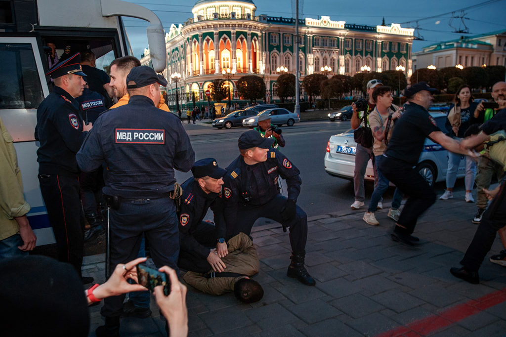 Полиция задерживает антивоенных протестующих в Екатеринбурге