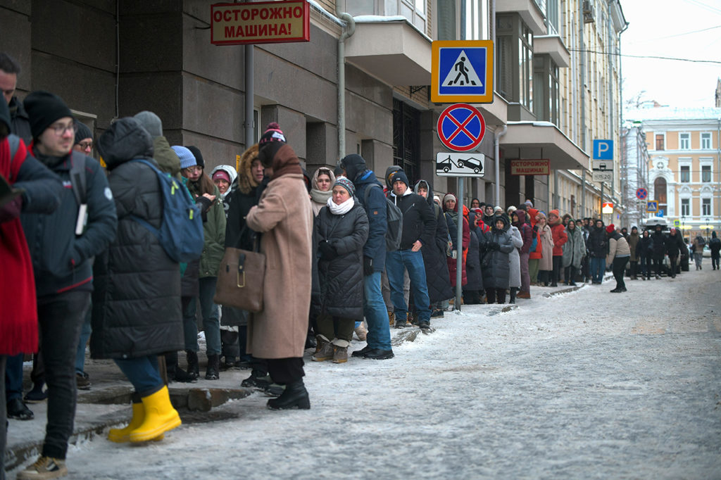 Люди выстраиваются в очередь, чтобы оставить свои подписи за Бориса Надеждина в Москве