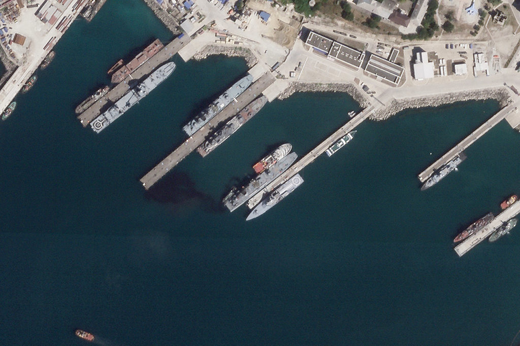 Поврежденный БДК «Оленегорский Горняк» в порту Новороссийска фото со спутника.