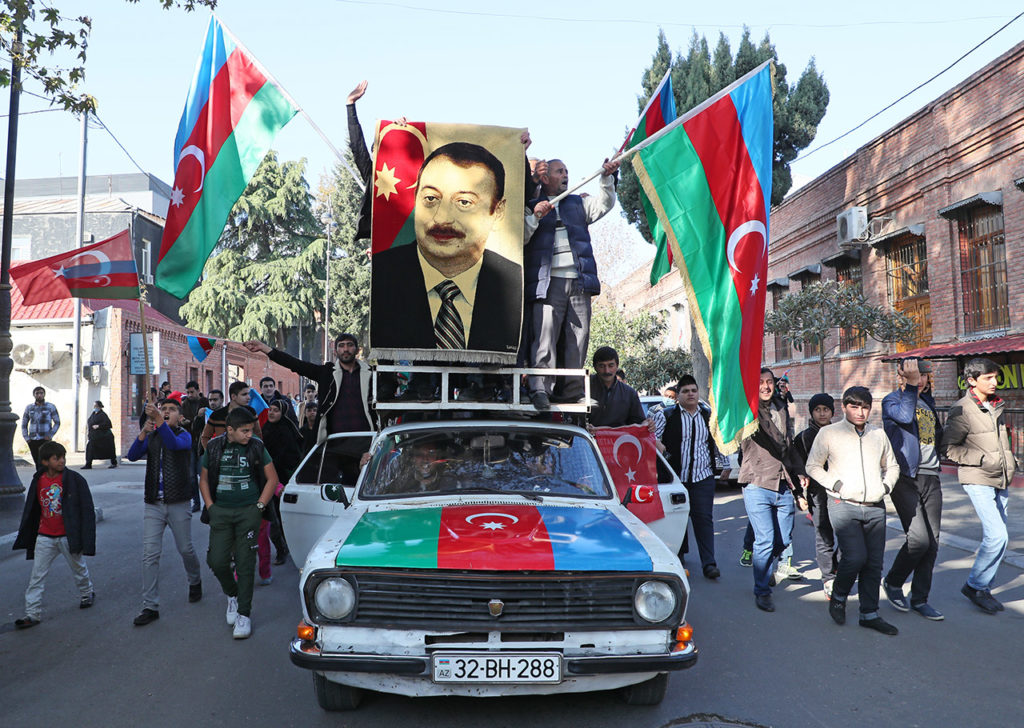 Жители Гянджи во время стихийного митинга в поддержку президента Ильхама Алиева и азербайджанской армии по итогам Второй карабахской войны. Гянджа, 10 ноября 2020 года.