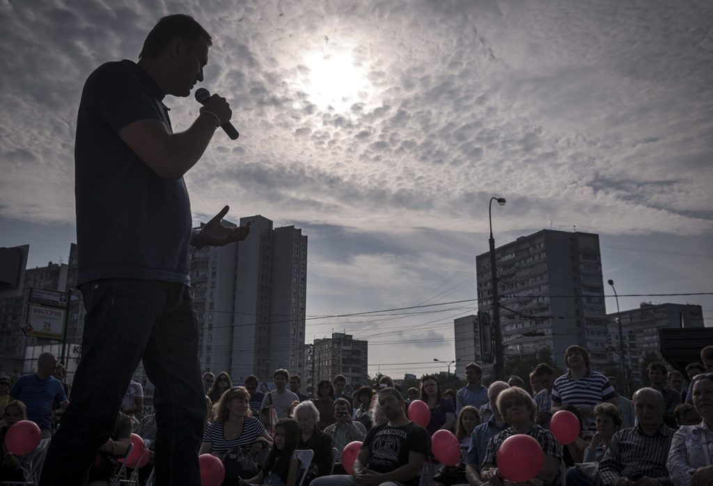 В 2013 году Алексея Навального допустили до участия в выборах мэра Москвы. На фото Навальный выступает перед избирателями 2 августа 2013 года.