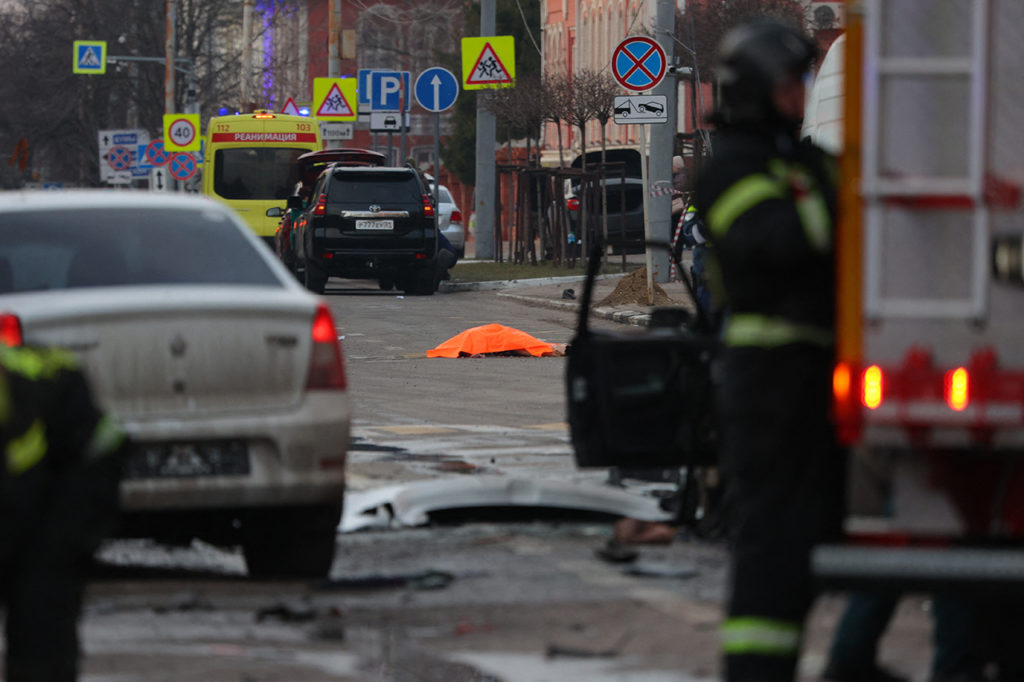 Сотрудники МЧС на фоне убитого работают над устранением последствий обстрела Белгорода, 30 декабря 2023 года.