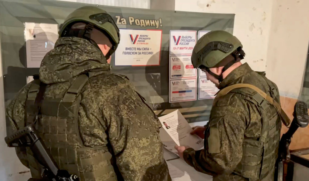 Российские военнослужащие голосуют на досрочном голосовании в оккупированных регионах Украины