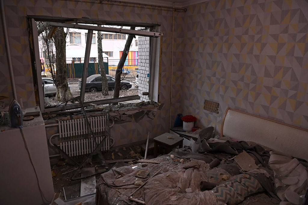 Поврежденный жилой дом в результате обстрела в центре Белгорода, 16 марта 2024 года. 