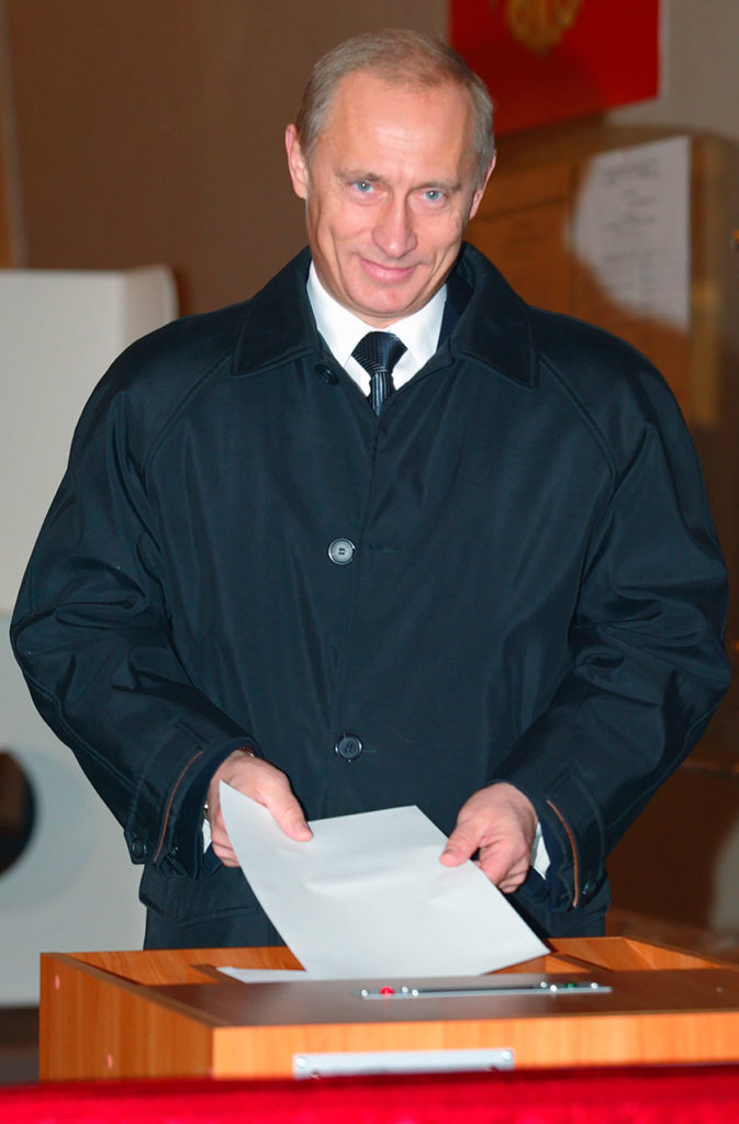 Путин голосует на выборах в 2004 году