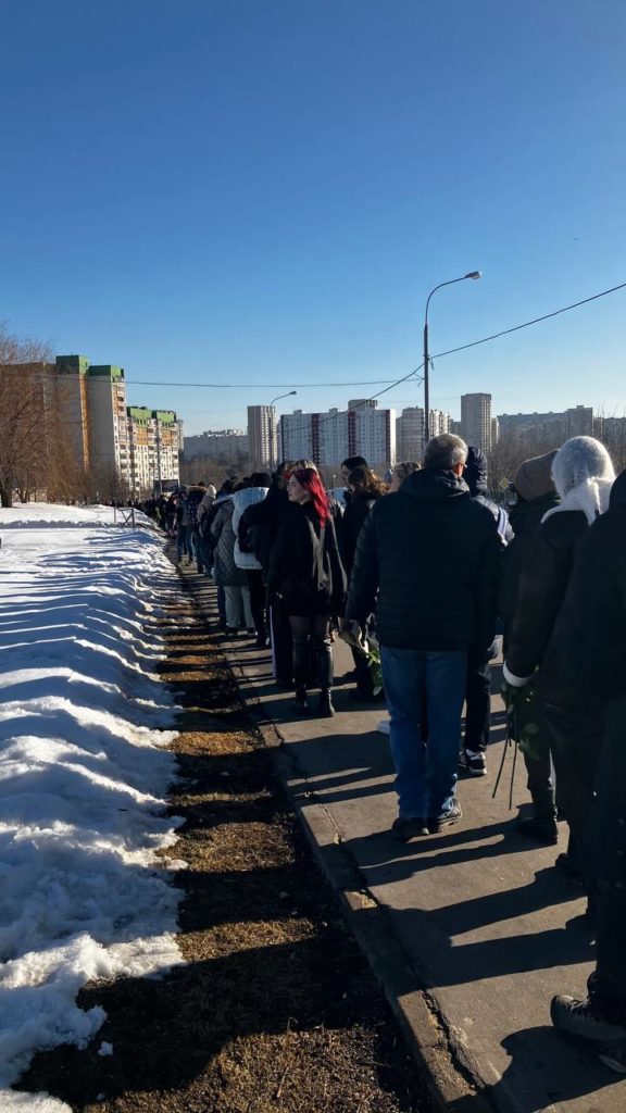У кладбища вновь выстроилась очередь из желающих почтить память Навального