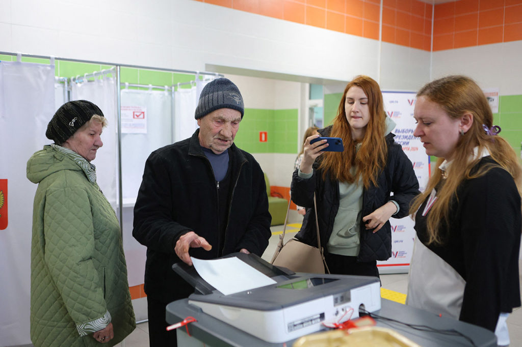 Голосование на одном из участков в Белгороде