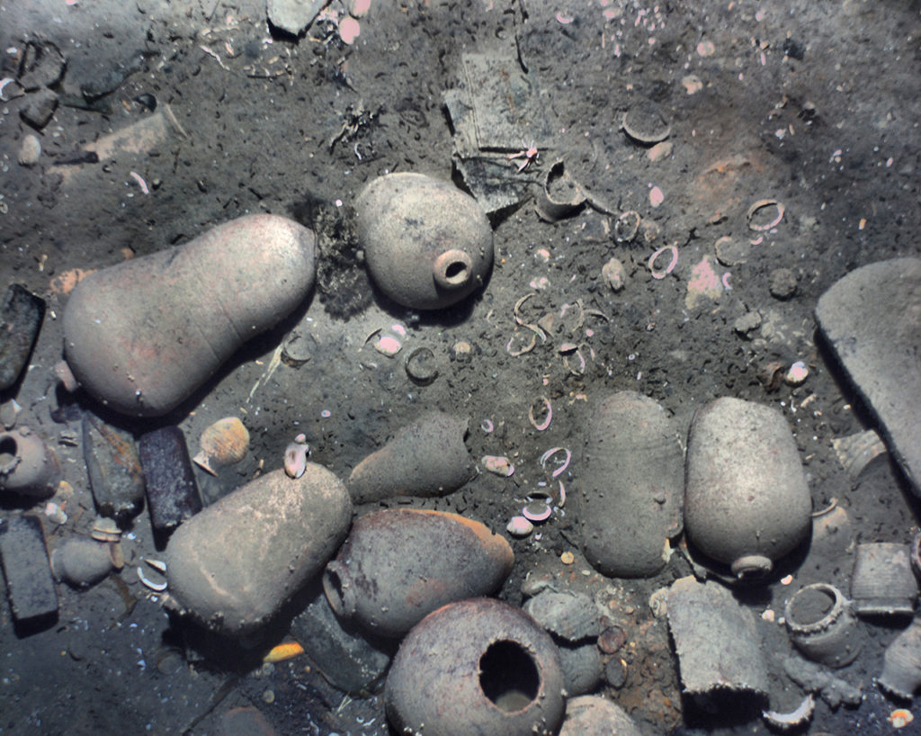 Керамические кувшины и другие предметы с затонувшего испанского галеона «Сан Хосе» на дне Карибского моря у побережья Колумбии, ноябрь 2015 года