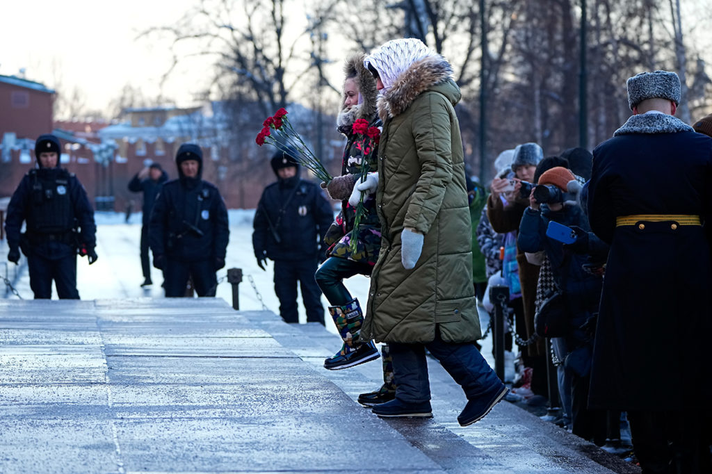 Жены мобилизованных возлагают цветы у Кремлевской стены.