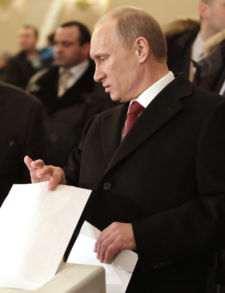 Владимир Путин голосует на выборах в 2012 году