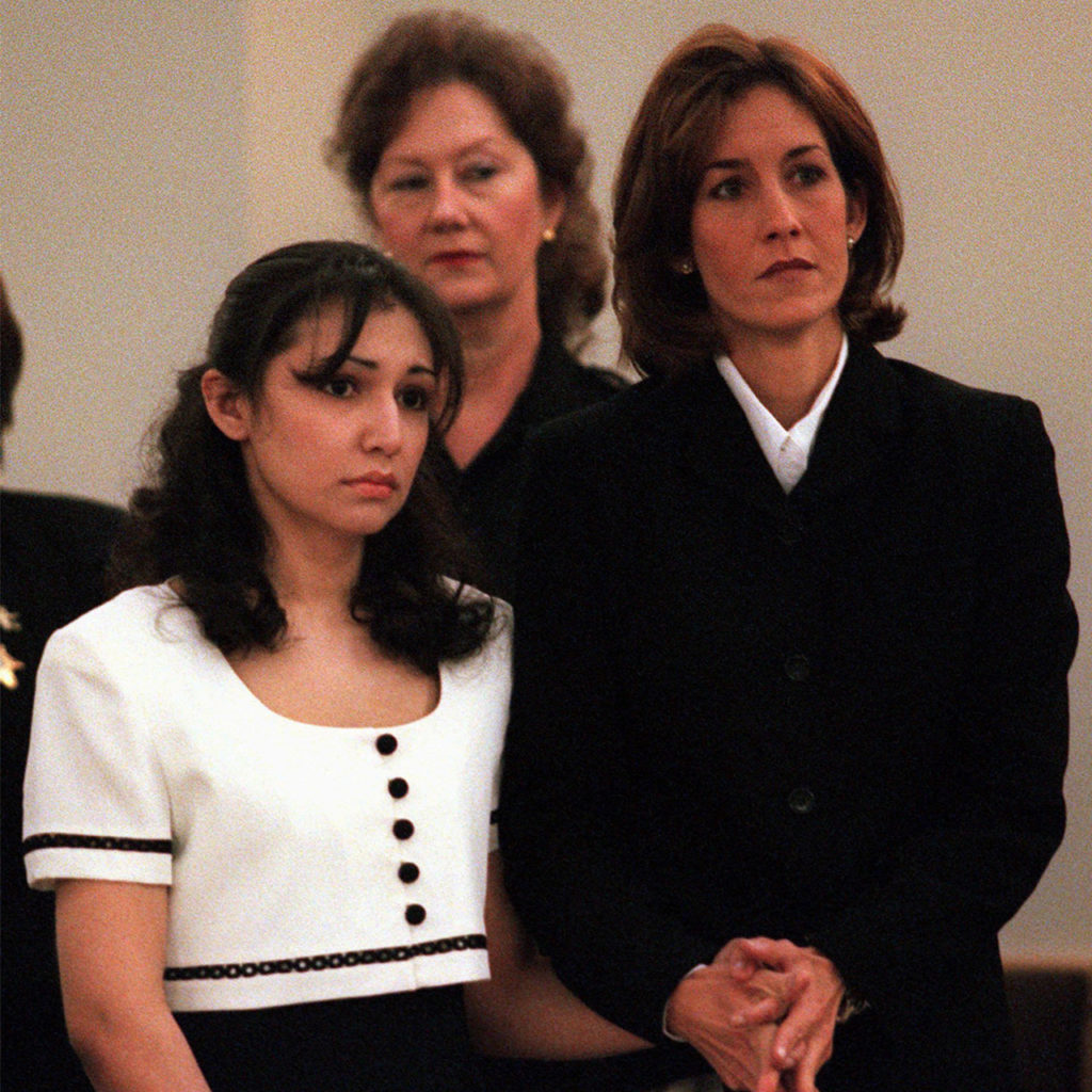 Диана Замора (слева) вместе с адвокатом Дженнифер Моррис во время объявления приговора по делу об убийстве  Эдриенн Джонс, 17 февраля 1998 года