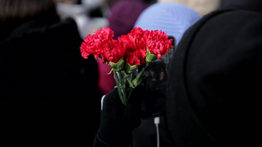 Цветы, которые люди приносили на похороны Алексея