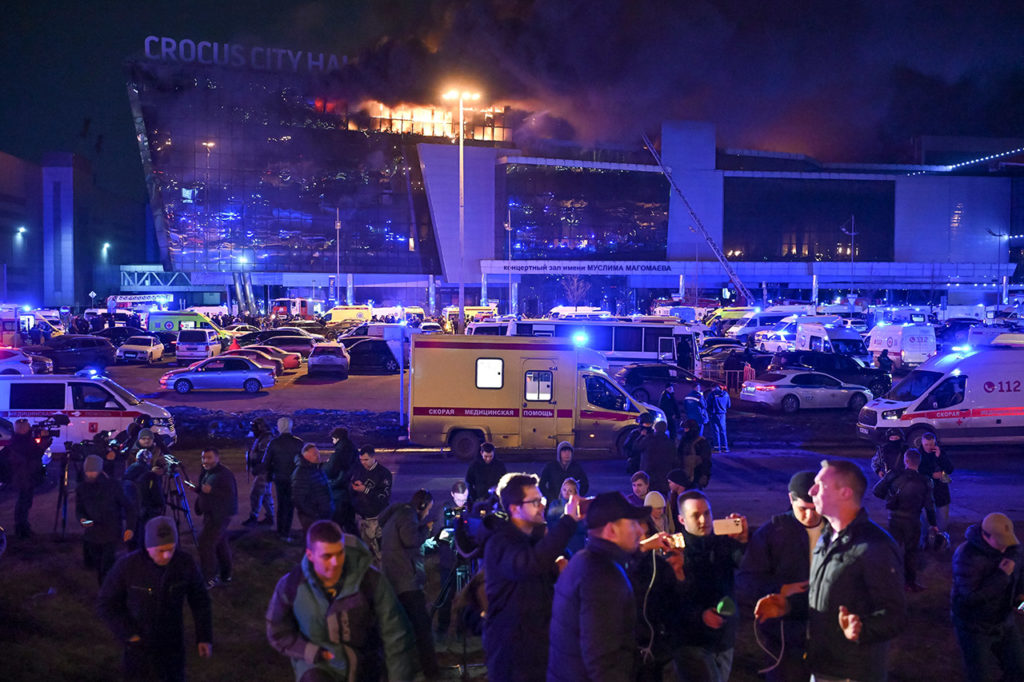 «Крокус Сити Холл» в ночь после теракта: крыша горит, вокруг здания — журналисты и бригады скоро помощи