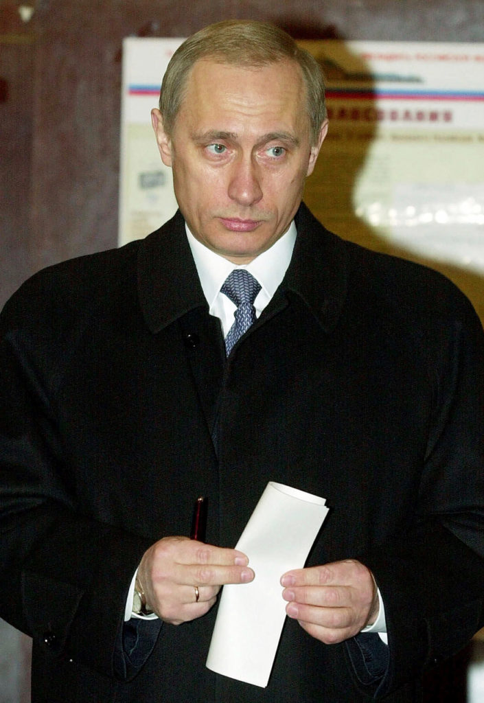 Путин голосует на выборах в 2000 году
