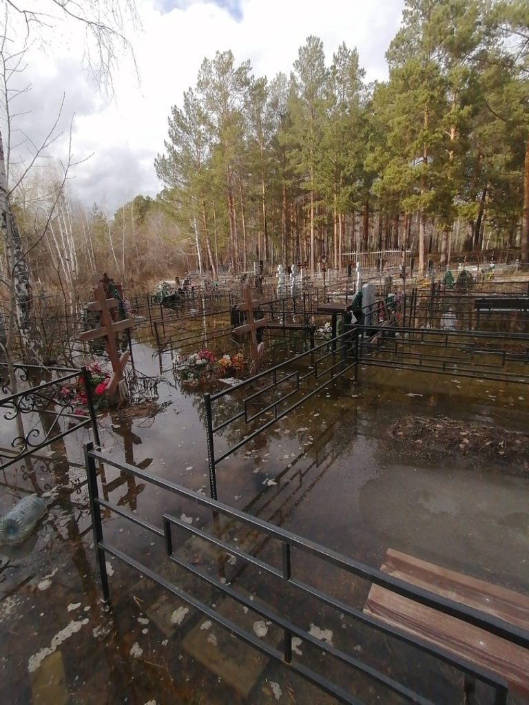 В Челябинске затопило кладбище рядом с городским водохранилищем