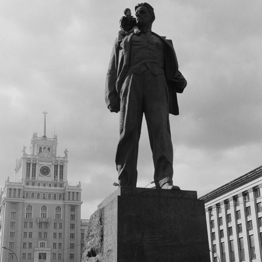 Анатолий Осмоловский на памятнике Маяковскому 