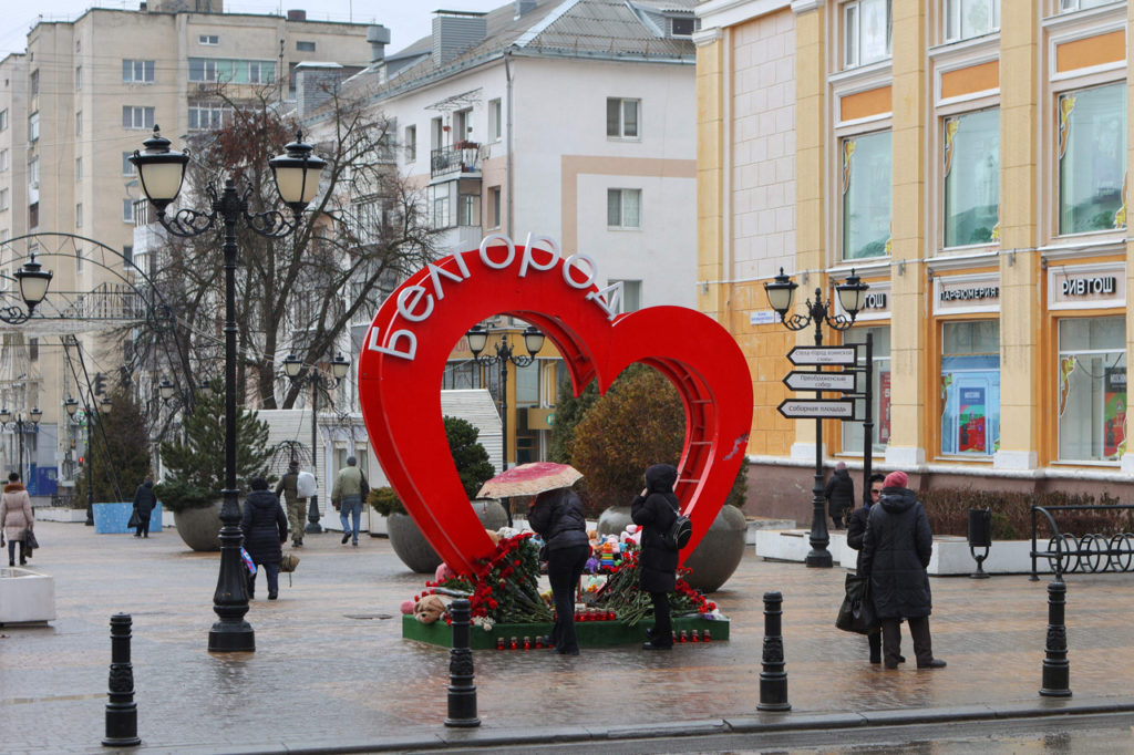 Люди посещают импровизированный мемориал в память о погибших во время серии ударов по Белгороду в конце декабря, чтобы отметить 40 дней со дня их смерти по православной традиции, в Белгороде 7 февраля 2024 года.