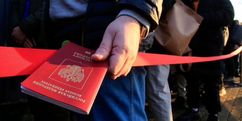 Россиянам перестанут выдавать паспорта за границей